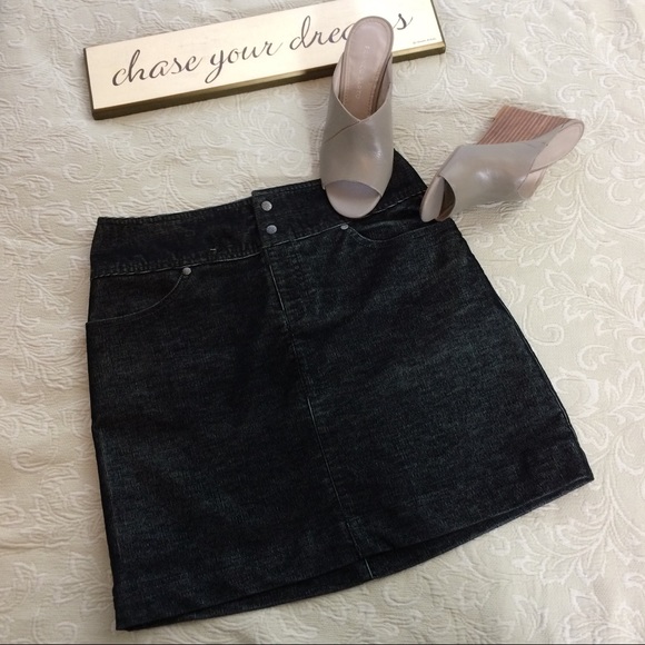 Athleta Dresses & Skirts - Athleta corduroy charcoal mini skirt